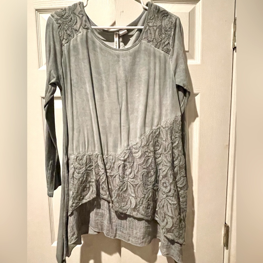 Forgotten Grace Women’s Blue Floral Tunic